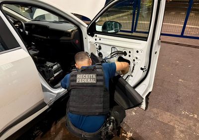 Carga avaliada em mais de R$ 320 mil estava escondida nas portas do ve&iacute;culo. A apreens&atilde;o foi feita pela Receita Federal na BR-277.