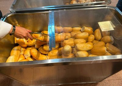 Equipe da Prefeitura inspecionou o setor de padaria para verificar as condi&ccedil;&otilde;es de higiene, salubridade e a qualidade dos produtos destinados &agrave; venda.