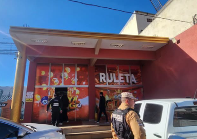 Estabelecimentos foram interditados ap&oacute;s fiscais constatarem falta de documenta&ccedil;&atilde;o e inconsist&ecirc;ncias na autoriza&ccedil;&atilde;o de funcionamento.