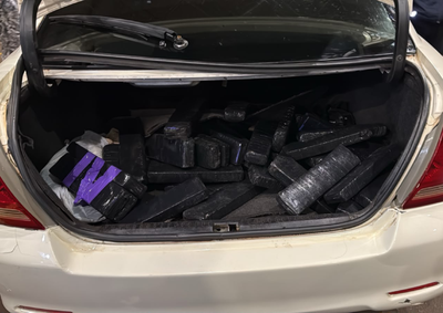 Receita Federal e For&ccedil;a Nacional encontraram a droga escondida em diversos compartimentos de um carro paraguaio.