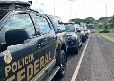 Cinco mandados foram cumpridos em Foz do Igua&ccedil;u e um em Francisco Beltr&atilde;o nesta quinta-feira (30). Investiga&ccedil;&atilde;o come&ccedil;ou ap&oacute;s apreens&atilde;o de 17 kg da droga.