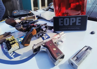 Quatro pessoas foram presas durante a opera&ccedil;&atilde;o. Um suspeito fugiu pelos fundos da resid&ecirc;ncia antes da chegada das equipes de apoio.