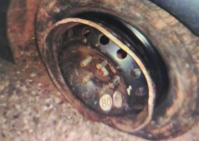 Carro fugiu em alta velocidade pelo bairro Tr&ecirc;s Bandeiras. Dois ocupantes escaparam e uma por&ccedil;&atilde;o semelhante a haxixe foi apreendida.