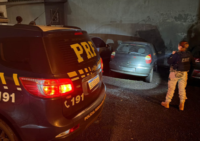 Suspeito foi abordado pela PRF com o ve&iacute;culo furtado. Dona do autom&oacute;vel registrava o boletim de ocorr&ecirc;ncia no mesmo momento.