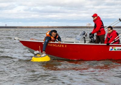 Equipamentos enviam dados por sat&eacute;lite e v&atilde;o ajudar a relacionar vento, altura e dire&ccedil;&atilde;o das ondas no lago.