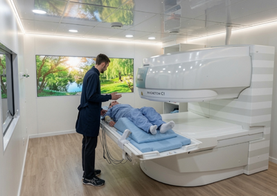 Novo equipamento oferece mais conforto e ajuda pacientes com claustrofobia a realizarem o exame sem medo.