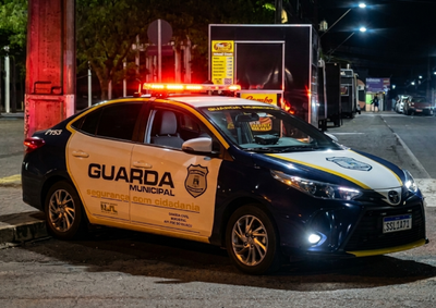 As duas sofreram ferimentos e precisaram de atendimento m&eacute;dico. Um suspeito foi preso e outro est&aacute; sendo procurado.