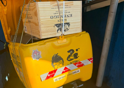 Garrafas estrangeiras eram transportadas irregularmente por um caminho usado para evitar a fiscaliza&ccedil;&atilde;o na fronteira com a Argentina.