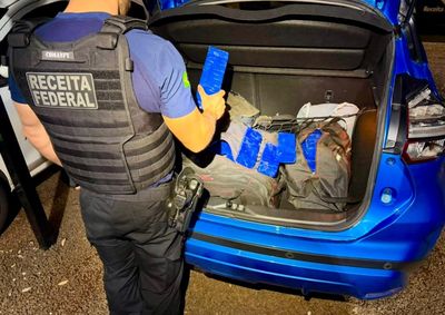 Droga estava escondida em malas no porta-malas do carro. Condutor afirmou que levaria as adolescentes de S&atilde;o Miguel do Igua&ccedil;u at&eacute; S&atilde;o Paulo.