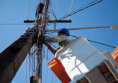 Empresas de energia, internet, telefonia e TV ter&atilde;o de identificar cabos e manter atualizado para facilitar fiscaliza&ccedil;&atilde;o e retirada de fios abandonados.