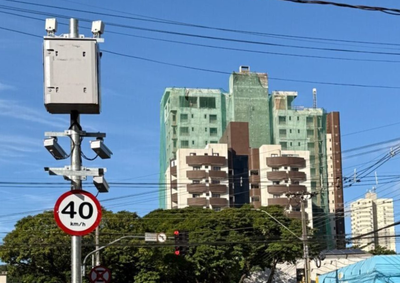 Equipamentos foram instalados na Rua Santos Dumont ap&oacute;s hist&oacute;rico de acidentes e j&aacute; est&atilde;o aptos a registrar infra&ccedil;&otilde;es de velocidade.