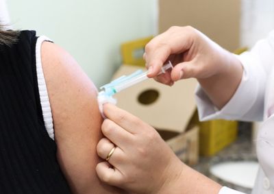 Ventilar os ambientes, lavar as m&atilde;os, manter a hidrata&ccedil;&atilde;o e atualizar a vacina&ccedil;&atilde;o ajudam a reduzir os riscos de gripes e infec&ccedil;&otilde;es.