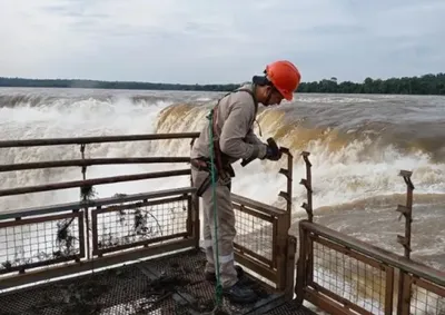 Concession&aacute;ria quer desmontar estrutura da Garganta do Diabo antes da eleva&ccedil;&atilde;o do Rio Igua&ccedil;u prevista para setembro.