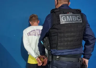 Homem de 24 anos tinha mandado de pris&atilde;o expedido pela Comarca de Foz do Igua&ccedil;u e foi localizado durante abordagem na madrugada de domingo (12).