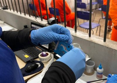 For&ccedil;a-tarefa em quatro unidades prisionais refor&ccedil;a investiga&ccedil;&otilde;es criminais e capacita policiais penais para ampliar as coletas de forma permanente.