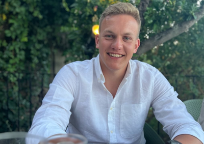 Mark Lensink, de 26 anos, fazia um passeio privativo com familiares quando a embarca&ccedil;&atilde;o virou no Rio Igua&ccedil;u nesta ter&ccedil;a-feira (28).