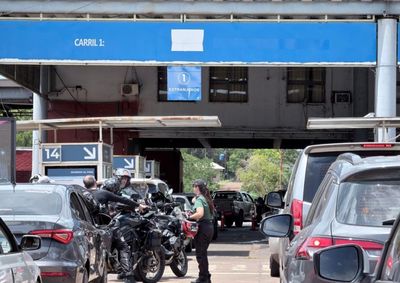 Patricia Bullrich defende transfer&ecirc;ncia da alf&acirc;ndega para antes do aeroporto de Puerto Iguaz&uacute;, deixando ponte livre para visitantes. 