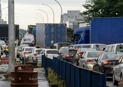 Com o in&iacute;cio das f&eacute;rias escolares, travessia entre Brasil e Paraguai registra maior movimento e exige aten&ccedil;&atilde;o dos motoristas.
