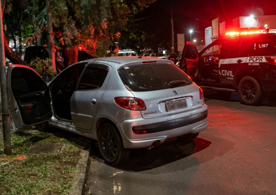 Criminosos tentavam assaltar um motorista de aplicativo quando foram flagrados pela pol&iacute;cia. Um suspeito ficou ferido de rasp&atilde;o e arma foi apreendida. 