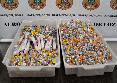 Em duas ocorr&ecirc;ncias no s&aacute;bado (22), PF encontrou 3 kg de coca&iacute;na presos ao corpo de jovem e medicamentos de importa&ccedil;&atilde;o proibida nas malas de casal.