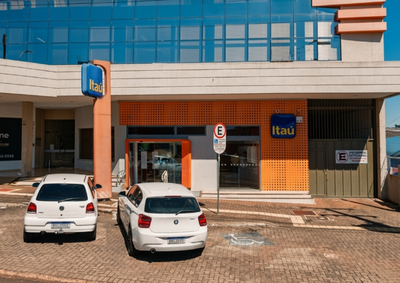 Porta de entrada foi danificada na noite de s&aacute;bado (29). Impress&otilde;es digitais foram coletadas para tentar identificar o respons&aacute;vel.