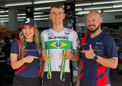 Alex Malacarne conquistou o bicampeonato no Short Track, venceu o Cross Country Ol&iacute;mpico e celebrou o primeiro t&iacute;tulo na Elite.