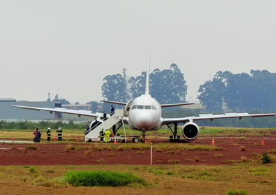 Aeronave vinda de Guarulhos parou na lama ao lado da pista. Ningu&eacute;m se machucou, mas o incidente afetou passageiros que embarcariam para S&atilde;o Paulo.