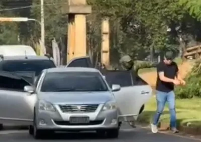 V&iacute;timas foram rendidas por criminosos armados e encapuzados em Ciudad del Este. Dono de um dos carros usados no crime foi preso.