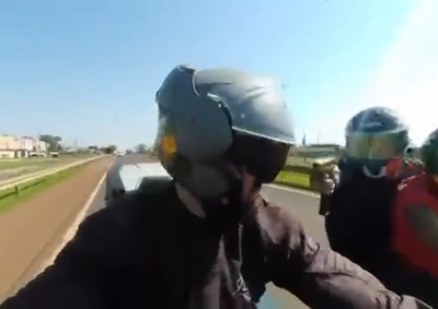 Suspeitos se aproximaram pelo lado esquerdo e apontaram uma arma. V&iacute;tima acelerou e buscou abrigo em um posto de combust&iacute;veis.