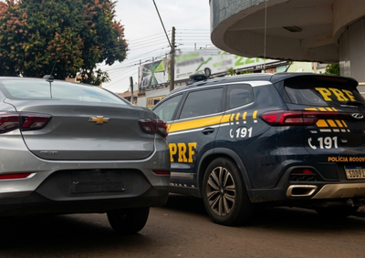 Onix com placas de Minas Gerais tinha alerta ativo de furto. Motorista de 25 anos foi preso por recepta&ccedil;&atilde;o e levado &agrave; delegacia.