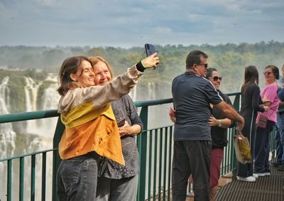 Movimento ficou 20% acima de julho de 2025 e superou a proje&ccedil;&atilde;o do parque em mais de 33 mil visitantes.