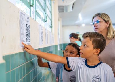 Munic&iacute;pio avan&ccedil;ou de 7,4 para 7,7 e lidera o Paran&aacute; entre as cidades com mais de 150 mil habitantes; oito escolas tiveram notas acima de 8.