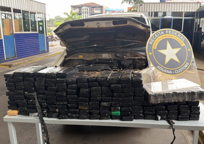 Droga estava escondida em um fundo falso no assoalho do ve&iacute;culo. Bombeiros auxiliaram na abertura da estrutura durante a fiscaliza&ccedil;&atilde;o.