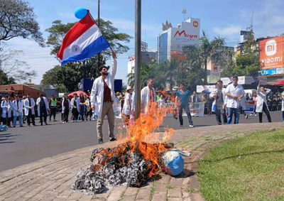 Manifestantes tentaram chegar &agrave; fronteira, queimaram boneco de Santiago Pe&ntilde;a e amea&ccedil;aram ren&uacute;ncias em massa a partir de segunda-feira (31).