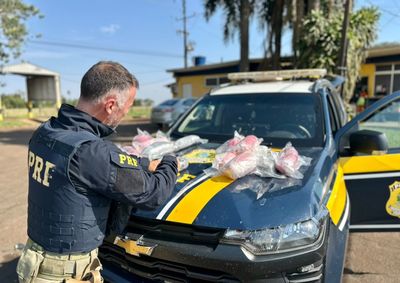Droga estava escondida no tanque de combust&iacute;vel, enquanto eletr&ocirc;nicos e medicamentos foram ocultados nas laterais de outro carro.