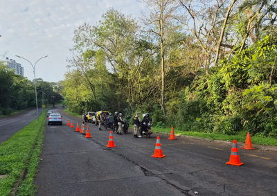 Opera&ccedil;&otilde;es realizadas entre sexta e s&aacute;bado abordaram mais de 200 pessoas e ve&iacute;culos; motorista tamb&eacute;m foi flagrado ap&oacute;s consumir &aacute;lcool.