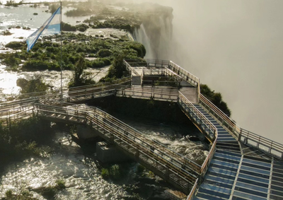 Medida preventiva busca proteger a estrutura contra poss&iacute;veis cheias do Rio Igua&ccedil;u. Retirada das passarelas pode come&ccedil;ar nesta segunda-feira (3).