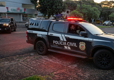 Quatro pessoas foram presas e quase R$ 2 milh&otilde;es em im&oacute;veis e ve&iacute;culos foram bloqueados; pol&iacute;cia encontrou R$ 134 mil em esp&eacute;cie.