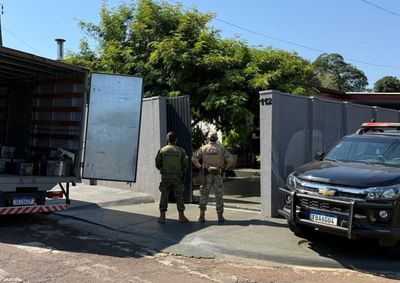 Pol&iacute;cia chegou ao im&oacute;vel ap&oacute;s monitorar ve&iacute;culos suspeitos durante a madrugada. Dois carros estavam carregados com a droga e ningu&eacute;m foi preso.