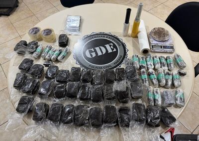 Pol&iacute;cia apreendeu 91 por&ccedil;&otilde;es da droga, uma balan&ccedil;a de precis&atilde;o e embalagens. Suspeito j&aacute; foi identificado, mas ainda n&atilde;o foi localizado.