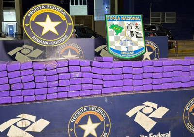 Droga estava em fundo falso no assoalho. Bombeiros precisaram cortar a lataria para retirar os pacotes, segundo a Receita Federal.