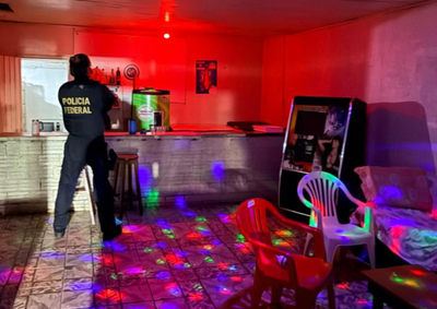 Opera&ccedil;&atilde;o cumpriu mandados em tr&ecirc;s cidades do Oeste do Paran&aacute;. Investigados cobravam transporte e aplicavam multas de at&eacute; R$ 1 mil.