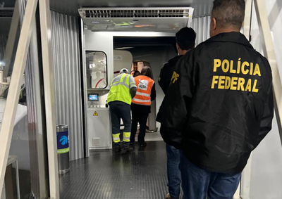 Coment&aacute;rio ocorreu durante a retirada de uma caixa de som da cabine. Grupo seguia para Curitiba e foi encaminhado &agrave; delegacia da Pol&iacute;cia Federal.