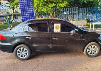 Policiais chegaram at&eacute; suspeitos ap&oacute;s receberem informa&ccedil;&otilde;es de populares. Uma arma com seis muni&ccedil;&otilde;es e dois ve&iacute;culos tamb&eacute;m foram apreendidos.