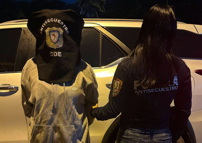 Opera&ccedil;&atilde;o ocorreu em Ciudad del Este, onde brasileiros j&aacute; relataram emboscadas ap&oacute;s encontros marcados pelo aplicativo.