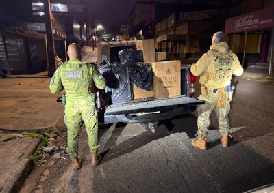 Cigarros sa&iacute;ram de embarca&ccedil;&otilde;es vindas do Paraguai e foram levados de carro at&eacute; um im&oacute;vel clandestino na Vila Portes.