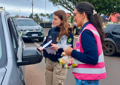 Mobiliza&ccedil;&atilde;o do Agosto Lil&aacute;s reuniu PRF, EPR Igua&ccedil;u, Pol&iacute;cia Militar e Foztrans para conscientizar motoristas e passageiros.