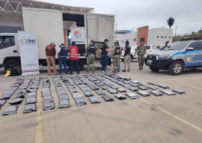Droga estava dividida em 120 pacotes escondidos no teto de um caminh&atilde;o; motorista acabou preso.