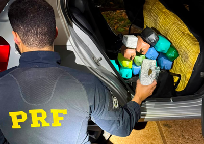 Droga estava dividida em 15 pacotes junto ao combust&iacute;vel. Motorista disse ter pegado o carro carregado em Foz do Igua&ccedil;u.