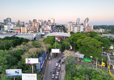 Problemas atingem a pista logo ap&oacute;s a entrada em Ciudad del Este, usada diariamente por moradores, trabalhadores e turistas.
